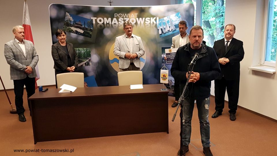 Na zdjęciu: od prawej: Mariusz Węgrzynowski – Starosta Powiatu Tomaszowskiego, Grzegorz Więckowski – współwłaściciel Firmy „Dromed” Rospędek, Więckowski, Marek Kubiak – członek Zarządu Powiatu Tomaszowskiego, Leszek Ogórek – Wicestarosta Powiatu Tomaszowskiego, Elżbieta Rudzka – dyrektor Zarządu Dróg Powiatowych, Tomasz Zdonek – radny Rady Powiatu Tomaszowskiego, podczas podpisania umowy na realizację zadania pod nazwą: Budowa chodnika w ciągu drogi powiatowej 4327E na odcinku od ul. Starowiejskiej do ul. Pod Grotami Na zdjęciu: od prawej: Mariusz Węgrzynowski – Starosta Powiatu Tomaszowskiego, Grzegorz Więckowski – współwłaściciel Firmy „Dromed” Rospędek, Więckowski, Marek Kubiak – członek Zarządu Powiatu Tomaszowskiego, Leszek Ogórek – Wicestarosta Powiatu Tomaszowskiego, Elżbieta Rudzka – dyrektor Zarządu Dróg Powiatowych, Tomasz Zdonek – radny Rady Powiatu Tomaszowskiego, podczas podpisania umowy na realizację zadania pod nazwą: Budowa chodnika w ciągu drogi powiatowej 4327E na odcinku od ul. Starowiejskiej do ul. Pod Grotami
