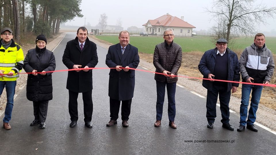 Na zdjęciu: uczestnicy symbolicznego oddania do użytku wyremontowanych dróg w gminie Czerniewice, na odcinkach: Czerniewice – Mała Wola – Brzozów w obrębach miejscowości Dzielnica, Mała Wola oraz Czerniewice – Mała Wola – Brzozów. Konferencja odbyła się w miejscowości Mała Wola w czwartek, 13 stycznia 2022 roku Na zdjęciu: uczestnicy symbolicznego oddania do użytku wyremontowanych dróg w gminie Czerniewice, na odcinkach: Czerniewice – Mała Wola – Brzozów w obrębach miejscowości Dzielnica, Mała Wola oraz Czerniewice – Mała Wola – Brzozów. Konferencja odbyła się w miejscowości Mała Wola w czwartek, 13 stycznia 2022 roku