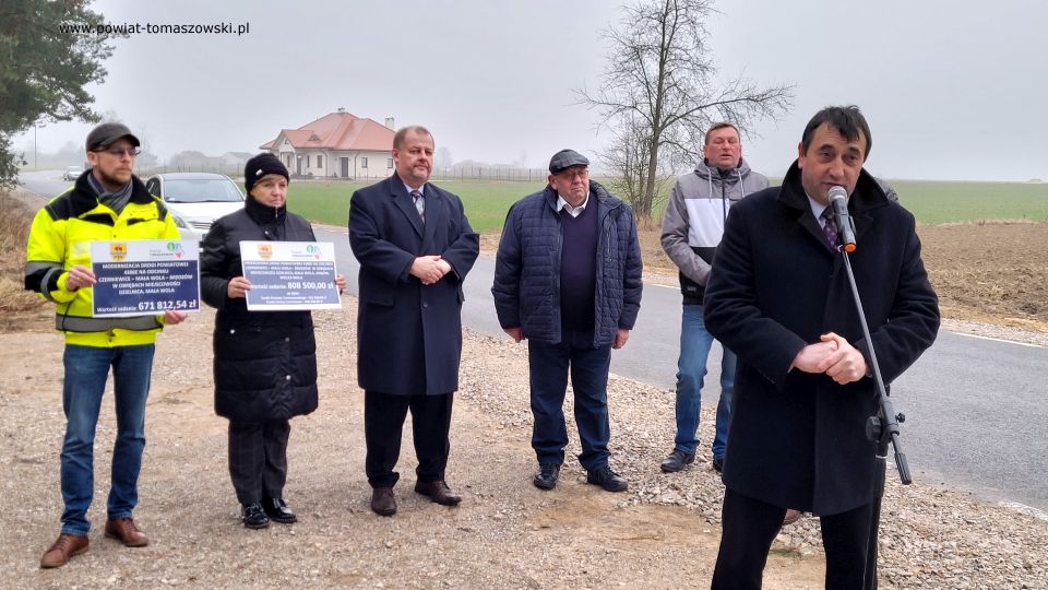 Na zdjęciu: uczestnicy symbolicznego oddania do użytku wyremontowanych dróg w gminie Czerniewice, na odcinkach: Czerniewice – Mała Wola – Brzozów w obrębach miejscowości Dzielnica, Mała Wola oraz Czerniewice – Mała Wola – Brzozów. Konferencja odbyła się w miejscowości Mała Wola w czwartek, 13 stycznia 2022 roku Na zdjęciu: uczestnicy symbolicznego oddania do użytku wyremontowanych dróg w gminie Czerniewice, na odcinkach: Czerniewice – Mała Wola – Brzozów w obrębach miejscowości Dzielnica, Mała Wola oraz Czerniewice – Mała Wola – Brzozów. Konferencja odbyła się w miejscowości Mała Wola w czwartek, 13 stycznia 2022 roku