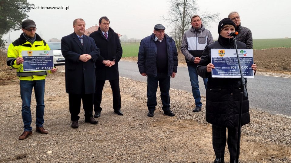 Na zdjęciu: uczestnicy symbolicznego oddania do użytku wyremontowanych dróg w gminie Czerniewice, na odcinkach: Czerniewice – Mała Wola – Brzozów w obrębach miejscowości Dzielnica, Mała Wola oraz Czerniewice – Mała Wola – Brzozów. Konferencja odbyła się w miejscowości Mała Wola w czwartek, 13 stycznia 2022 roku Na zdjęciu: uczestnicy symbolicznego oddania do użytku wyremontowanych dróg w gminie Czerniewice, na odcinkach: Czerniewice – Mała Wola – Brzozów w obrębach miejscowości Dzielnica, Mała Wola oraz Czerniewice – Mała Wola – Brzozów. Konferencja odbyła się w miejscowości Mała Wola w czwartek, 13 stycznia 2022 roku