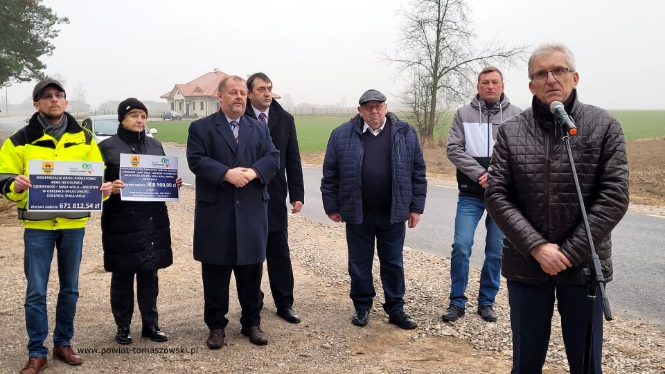 Na zdjęciu: uczestnicy symbolicznego oddania do użytku wyremontowanych dróg w gminie Czerniewice, na odcinkach: Czerniewice – Mała Wola – Brzozów w obrębach miejscowości Dzielnica, Mała Wola oraz Czerniewice – Mała Wola – Brzozów. Konferencja odbyła się w miejscowości Mała Wola w czwartek, 13 stycznia 2022 roku Na zdjęciu: uczestnicy symbolicznego oddania do użytku wyremontowanych dróg w gminie Czerniewice, na odcinkach: Czerniewice – Mała Wola – Brzozów w obrębach miejscowości Dzielnica, Mała Wola oraz Czerniewice – Mała Wola – Brzozów. Konferencja odbyła się w miejscowości Mała Wola w czwartek, 13 stycznia 2022 roku