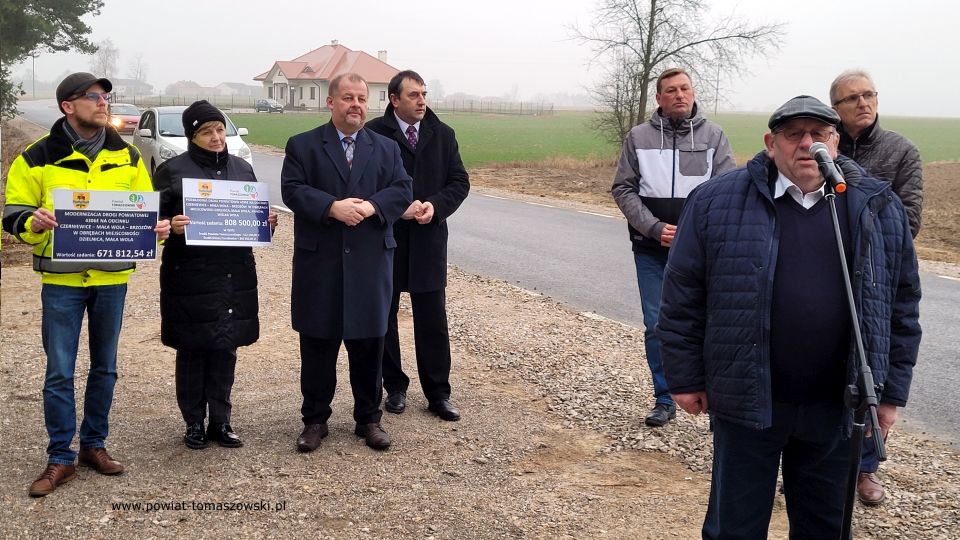 Na zdjęciu: uczestnicy symbolicznego oddania do użytku wyremontowanych dróg w gminie Czerniewice, na odcinkach: Czerniewice – Mała Wola – Brzozów w obrębach miejscowości Dzielnica, Mała Wola oraz Czerniewice – Mała Wola – Brzozów. Konferencja odbyła się w miejscowości Mała Wola w czwartek, 13 stycznia 2022 roku Na zdjęciu: uczestnicy symbolicznego oddania do użytku wyremontowanych dróg w gminie Czerniewice, na odcinkach: Czerniewice – Mała Wola – Brzozów w obrębach miejscowości Dzielnica, Mała Wola oraz Czerniewice – Mała Wola – Brzozów. Konferencja odbyła się w miejscowości Mała Wola w czwartek, 13 stycznia 2022 roku