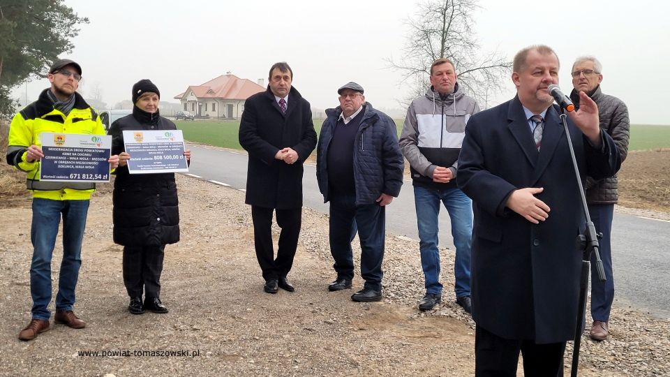 Na zdjęciu: uczestnicy symbolicznego oddania do użytku wyremontowanych dróg w gminie Czerniewice, na odcinkach: Czerniewice – Mała Wola – Brzozów w obrębach miejscowości Dzielnica, Mała Wola oraz Czerniewice – Mała Wola – Brzozów. Konferencja odbyła się w miejscowości Mała Wola w czwartek, 13 stycznia 2022 roku Na zdjęciu: uczestnicy symbolicznego oddania do użytku wyremontowanych dróg w gminie Czerniewice, na odcinkach: Czerniewice – Mała Wola – Brzozów w obrębach miejscowości Dzielnica, Mała Wola oraz Czerniewice – Mała Wola – Brzozów. Konferencja odbyła się w miejscowości Mała Wola w czwartek, 13 stycznia 2022 roku
