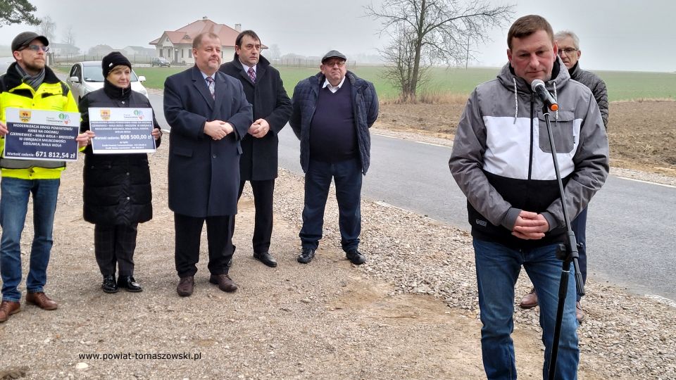 Na zdjęciu: uczestnicy symbolicznego oddania do użytku wyremontowanych dróg w gminie Czerniewice, na odcinkach: Czerniewice – Mała Wola – Brzozów w obrębach miejscowości Dzielnica, Mała Wola oraz Czerniewice – Mała Wola – Brzozów. Konferencja odbyła się w miejscowości Mała Wola w czwartek, 13 stycznia 2022 roku Na zdjęciu: uczestnicy symbolicznego oddania do użytku wyremontowanych dróg w gminie Czerniewice, na odcinkach: Czerniewice – Mała Wola – Brzozów w obrębach miejscowości Dzielnica, Mała Wola oraz Czerniewice – Mała Wola – Brzozów. Konferencja odbyła się w miejscowości Mała Wola w czwartek, 13 stycznia 2022 roku