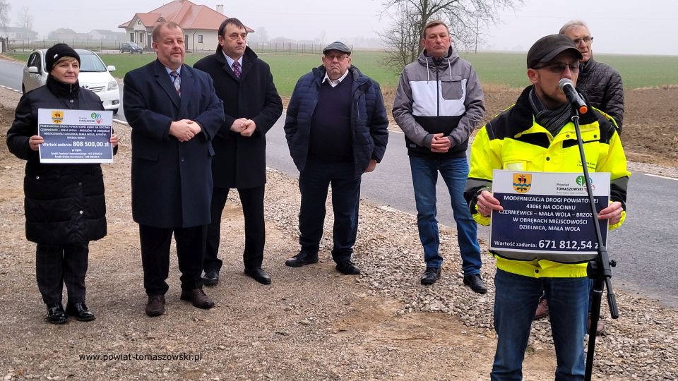 Na zdjęciu: uczestnicy symbolicznego oddania do użytku wyremontowanych dróg w gminie Czerniewice, na odcinkach: Czerniewice – Mała Wola – Brzozów w obrębach miejscowości Dzielnica, Mała Wola oraz Czerniewice – Mała Wola – Brzozów. Konferencja odbyła się w miejscowości Mała Wola w czwartek, 13 stycznia 2022 roku Na zdjęciu: uczestnicy symbolicznego oddania do użytku wyremontowanych dróg w gminie Czerniewice, na odcinkach: Czerniewice – Mała Wola – Brzozów w obrębach miejscowości Dzielnica, Mała Wola oraz Czerniewice – Mała Wola – Brzozów. Konferencja odbyła się w miejscowości Mała Wola w czwartek, 13 stycznia 2022 roku