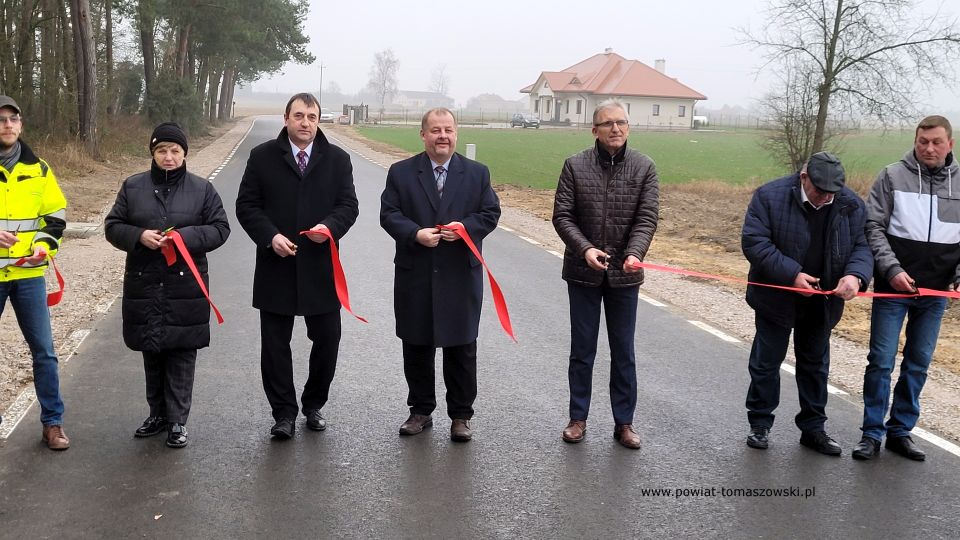 Na zdjęciu: uczestnicy symbolicznego oddania do użytku wyremontowanych dróg w gminie Czerniewice, na odcinkach: Czerniewice – Mała Wola – Brzozów w obrębach miejscowości Dzielnica, Mała Wola oraz Czerniewice – Mała Wola – Brzozów. Konferencja odbyła się w miejscowości Mała Wola w czwartek, 13 stycznia 2022 roku Na zdjęciu: uczestnicy symbolicznego oddania do użytku wyremontowanych dróg w gminie Czerniewice, na odcinkach: Czerniewice – Mała Wola – Brzozów w obrębach miejscowości Dzielnica, Mała Wola oraz Czerniewice – Mała Wola – Brzozów. Konferencja odbyła się w miejscowości Mała Wola w czwartek, 13 stycznia 2022 roku