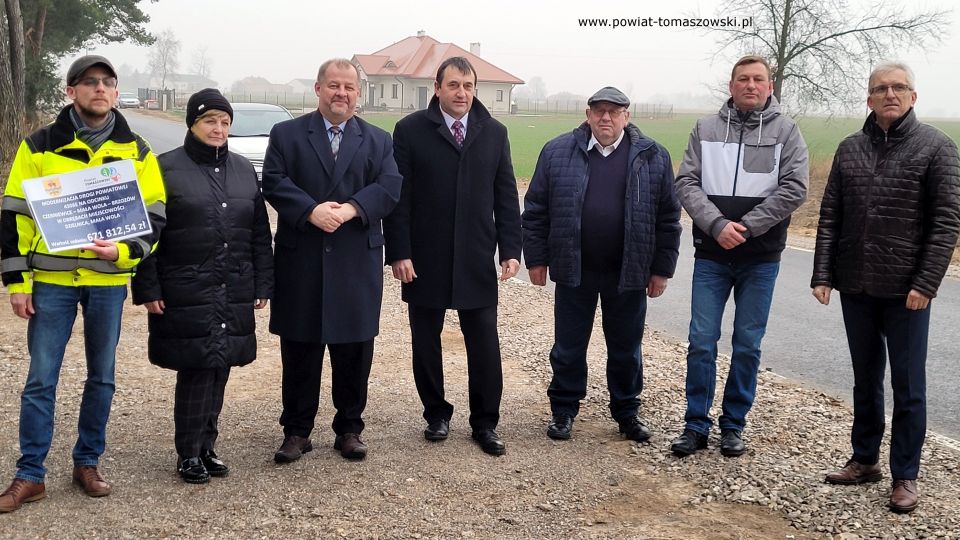 Na zdjęciu: uczestnicy symbolicznego oddania do użytku wyremontowanych dróg w gminie Czerniewice, na odcinkach: Czerniewice – Mała Wola – Brzozów w obrębach miejscowości Dzielnica, Mała Wola oraz Czerniewice – Mała Wola – Brzozów. Konferencja odbyła się w miejscowości Mała Wola w czwartek, 13 stycznia 2022 roku Na zdjęciu: uczestnicy symbolicznego oddania do użytku wyremontowanych dróg w gminie Czerniewice, na odcinkach: Czerniewice – Mała Wola – Brzozów w obrębach miejscowości Dzielnica, Mała Wola oraz Czerniewice – Mała Wola – Brzozów. Konferencja odbyła się w miejscowości Mała Wola w czwartek, 13 stycznia 2022 roku