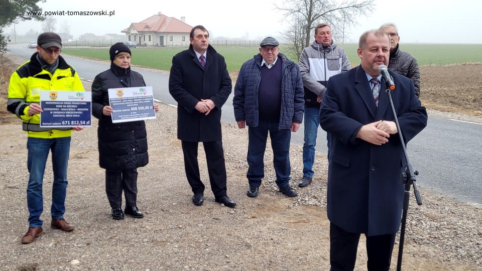 Na zdjęciu: uczestnicy symbolicznego oddania do użytku wyremontowanych dróg w gminie Czerniewice, na odcinkach: Czerniewice – Mała Wola – Brzozów w obrębach miejscowości Dzielnica, Mała Wola oraz Czerniewice – Mała Wola – Brzozów. Konferencja odbyła się w miejscowości Mała Wola w czwartek, 13 stycznia 2022 roku Na zdjęciu: uczestnicy symbolicznego oddania do użytku wyremontowanych dróg w gminie Czerniewice, na odcinkach: Czerniewice – Mała Wola – Brzozów w obrębach miejscowości Dzielnica, Mała Wola oraz Czerniewice – Mała Wola – Brzozów. Konferencja odbyła się w miejscowości Mała Wola w czwartek, 13 stycznia 2022 roku