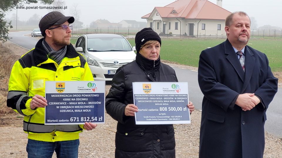 Na zdjęciu: uczestnicy symbolicznego oddania do użytku wyremontowanych dróg w gminie Czerniewice, na odcinkach: Czerniewice – Mała Wola – Brzozów w obrębach miejscowości Dzielnica, Mała Wola oraz Czerniewice – Mała Wola – Brzozów. Konferencja odbyła się w miejscowości Mała Wola w czwartek, 13 stycznia 2022 roku Na zdjęciu: uczestnicy symbolicznego oddania do użytku wyremontowanych dróg w gminie Czerniewice, na odcinkach: Czerniewice – Mała Wola – Brzozów w obrębach miejscowości Dzielnica, Mała Wola oraz Czerniewice – Mała Wola – Brzozów. Konferencja odbyła się w miejscowości Mała Wola w czwartek, 13 stycznia 2022 roku