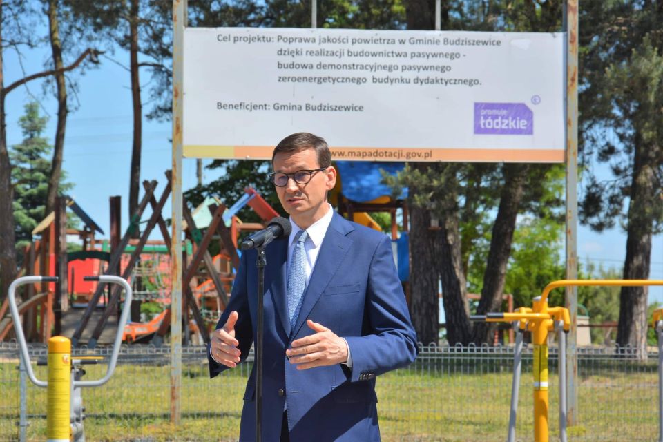 Na zdjęciu: zdjęcie z wizyty Mateusza Morawieckiego – Prezesa Rady Ministrów w Szkole Podstawowej w Budziszewicach
