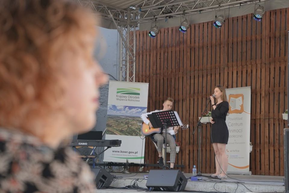 zdjęcie z Biesiady Świętojańskiej, która odbyła się 23 czerwca 2021 roku, zorganizowana przez Powiatowe Centrum Animacji Społecznej w  Tomaszowie Mazowieckim