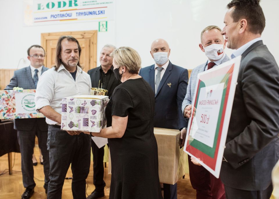 zdjęcie z konkursu „Tradycyjna Szynka z Łódzkiego”, organizowanego przez Łódzkiego Ośrodka Doradztwa Rolniczego z siedzibą w Bratoszewicach, przy współpracy Krajowego Ośrodka Wsparcia Rolnictwa Oddział Terenowy w Łodzi zdjęcie z konkursu „Tradycyjna Szynka z Łódzkiego”, organizowanego przez Łódzkiego Ośrodka Doradztwa Rolniczego z siedzibą w Bratoszewicach, przy współpracy Krajowego Ośrodka Wsparcia Rolnictwa Oddział Terenowy w Łodzi