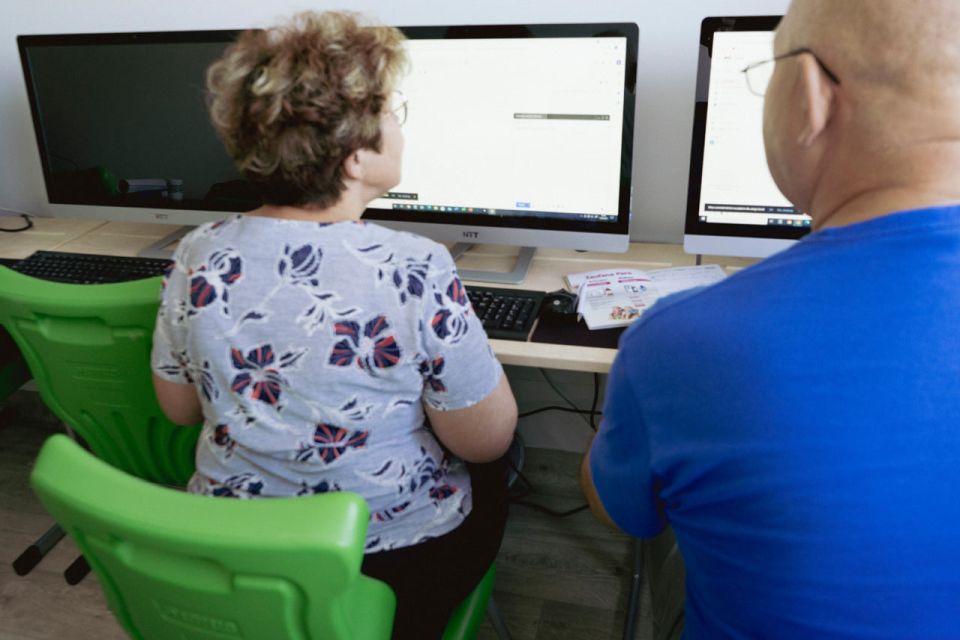Na zdjęciu: zdjęcie z zajęć informatycznych, które odbywają się w Powiatowym Centrum Animacji Społecznej w Tomaszowie Mazowieckim w każdą środę o godzinie 10.00