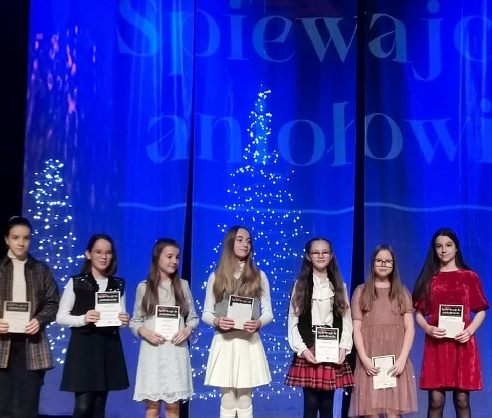 Na zdjęciu: uczestnicy sekcji wokalnej i gitarowej, działających w Powiatowym Centrum Animacji Społecznej, podczas Konkursu Kolęd i Pastorałek pt. „Śpiewajcie Anioły” organizowanym przez Miejski Dom Kultury im. Danuty Siedzikówny INKI w Rawie Mazowieckiej