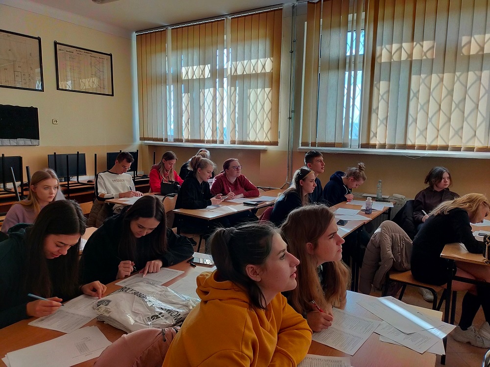 Na zdjęciu: uczestnicy z ZSP nr 8 w Tomaszowie Mazowieckim, III projektu „Ścigaj marzenia rozwoju zawodowego” realizowanego  ze środków Europejskiego Funduszu Społecznego, Programu Operacyjnego Wiedza Edukacja Rozwój w ramach projektu  "Międzynarodowa mobilność edukacyjna uczniów i absolwentów oraz kadry kształcenia zawodowego" , podczas przygotowań do wyjazdu do Hiszpanii