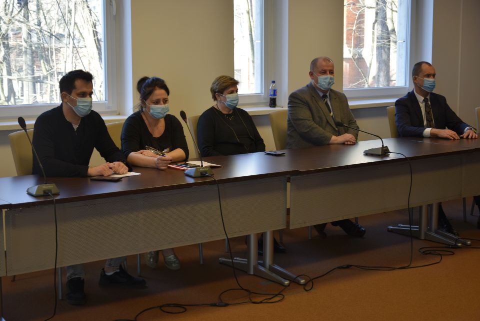 Na zdjęciu: uczestnicy spotkania, które odbyło się w sali konferencyjnej w Starostwie Powiatowym w Tomaszowie Mazowieckim we wtorek, 1 marca 2022 roku, dotyczyło organizacji wsparcia rzeczowego dla uchodźców z Ukrainy