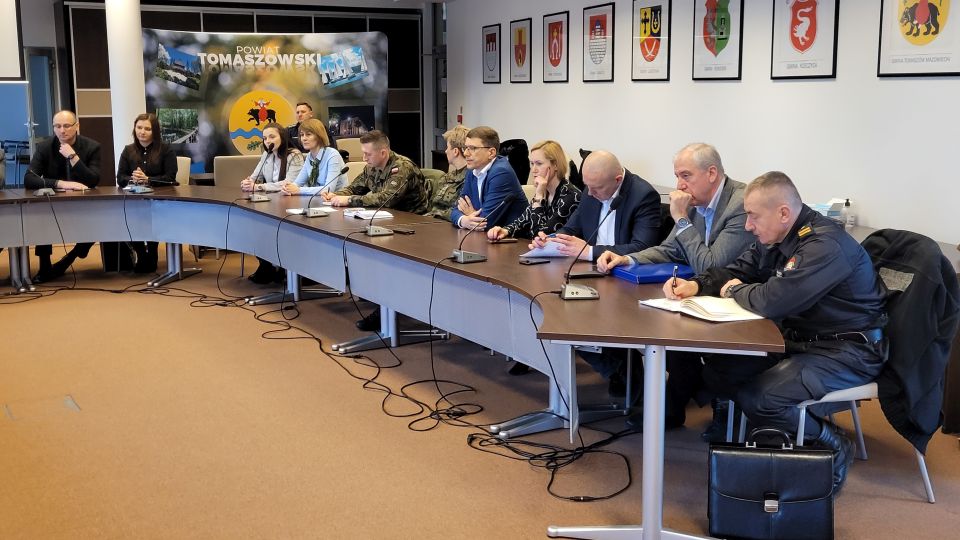 Na zdjęciu: uczestnicy spotkania, które odbyło się w Sali konferencyjnej Starostwa Powiatowego w  Tomaszowie Mazowieckim w środę, 9 marca 2022 roku, w sprawie koordynacji działań związanych z pomocą uchodźcom i ofiarom wojny w Ukrainie