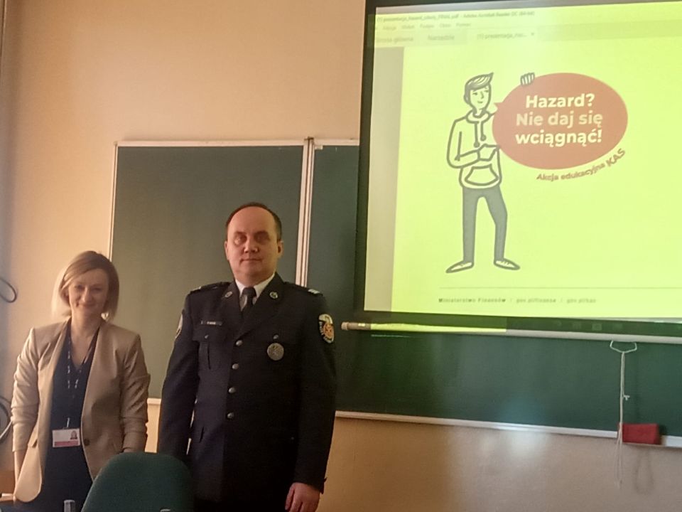 Zdjęcie ze spotkania uczniów Zespołu Szkół Ponadpodstawowych nr 8 w Tomaszowie Mazowieckim, z Marzeną Teperską i Rafałem Ginterem, funkcjonariuszami Urzędu Celno-Skarbowego w Piotrkowie Trybunalskiego, którego tematem były zagrożenia związane z uzależnieniem od hazardu i uczestnictwem w nielegalnych grach hazardowych
