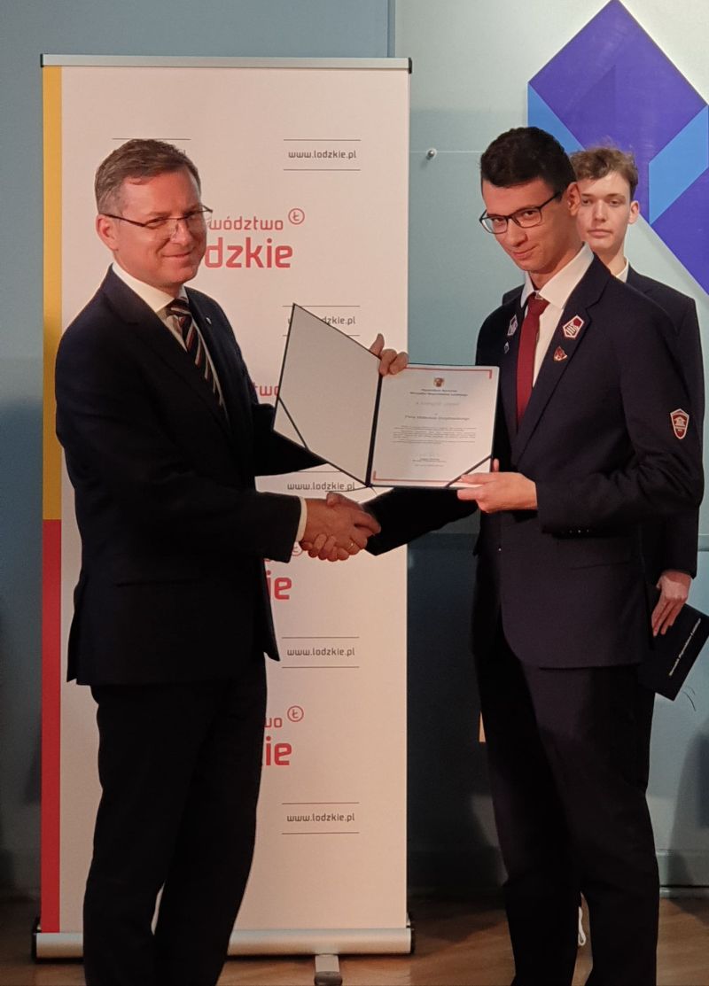 Na zdjęciu: uczestnicy uroczystości wręczenia stypendiów Marszałka Województwa Łódzkiego najlepszym uczniom i studentom, która odbyła się w Łodzi w poniedziałek, 27 czerwca 2022 roku, 