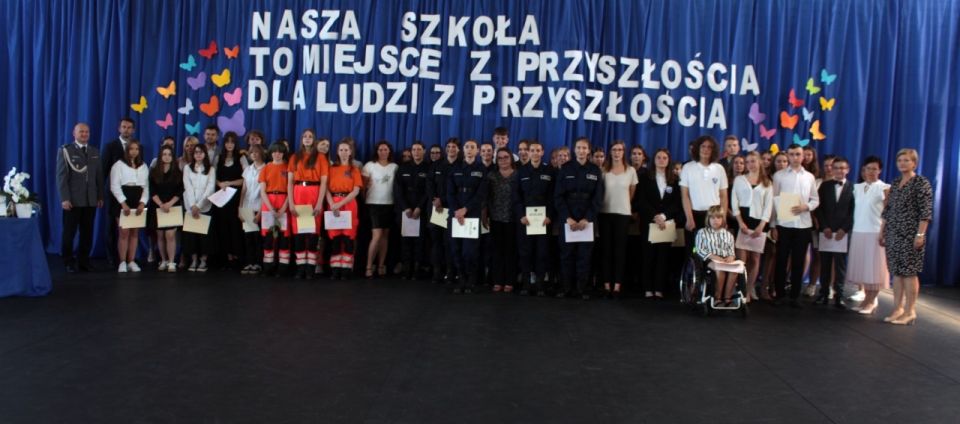 Na zdjęciu: uczniowie ZSP nr 8 w Tomaszowie Mazowieckim ze średnią ocen powyżej 4,0 i powyżej