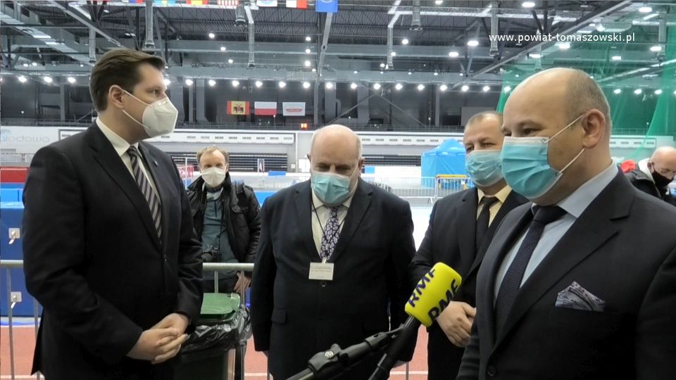 Na zdjęciu: od lewej: Tobiasz Bocheński - Wojewoda Łódzki, dr n. med. Wiesław Chudzik – Prezes Tomaszowskiego Centrum Zdrowia, Mariusz Węgrzynowski – Starosta Powiatu Tomaszowskiego, Marcin Witko – Prezydent Tomaszowa Mazowieckiego i za nim podczas uroczystego otwarcia powszechnego punktu szczepień w Arenie Lodowej, jednego z czterech w województwie łódzkim