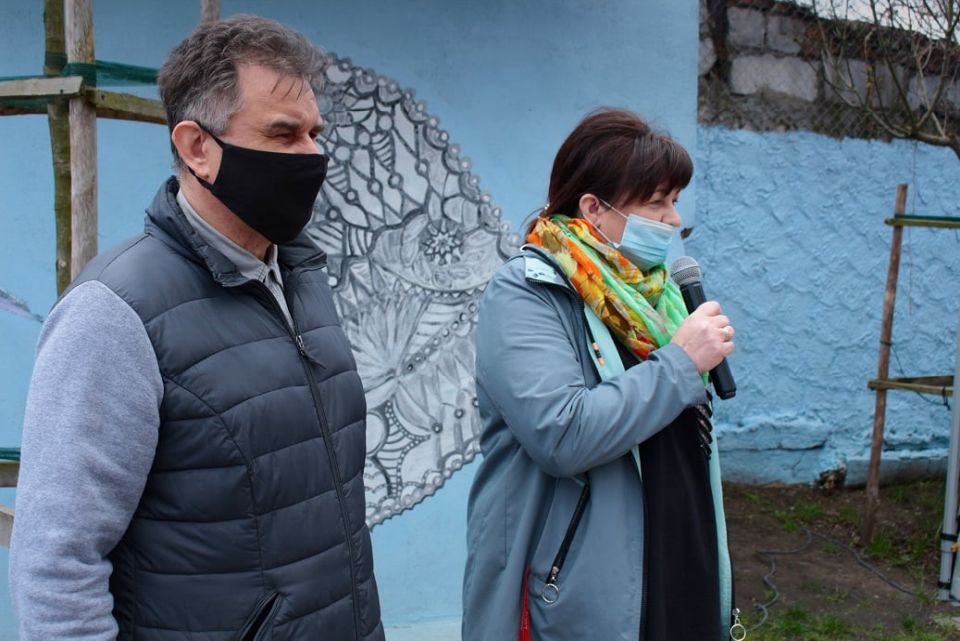 Na zdjęciu: Dorota Ignasiak – dyrektor Powiatowego Centrum Animacji Społecznej w Tomaszowie Mazowieckim i Dariusz Stańdo – Wicedyrektor PCAS-u, podczas zajęć sportowych organizowanych w PCAS-ie