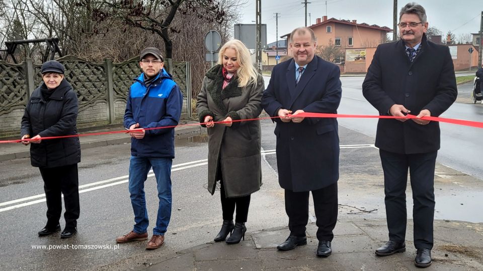  Na zdjęciu: uczestnicy uroczystego oddania do użytku zmodernizowanej drogi powiatowej ulica Dąbrowska, które odbyło się w środę, 5 stycznia 2022 roku
