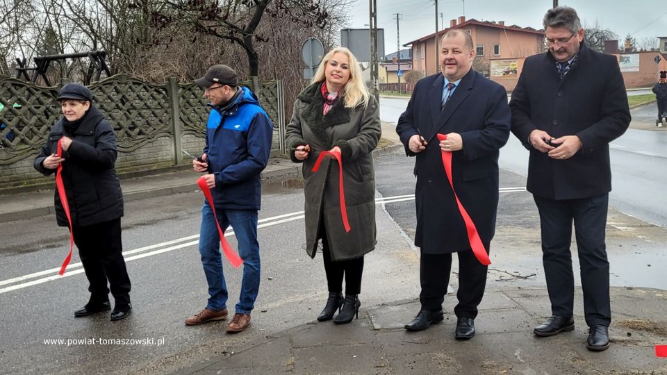  Na zdjęciu: uczestnicy uroczystego oddania do użytku zmodernizowanej drogi powiatowej ulica Dąbrowska, które odbyło się w środę, 5 stycznia 2022 roku