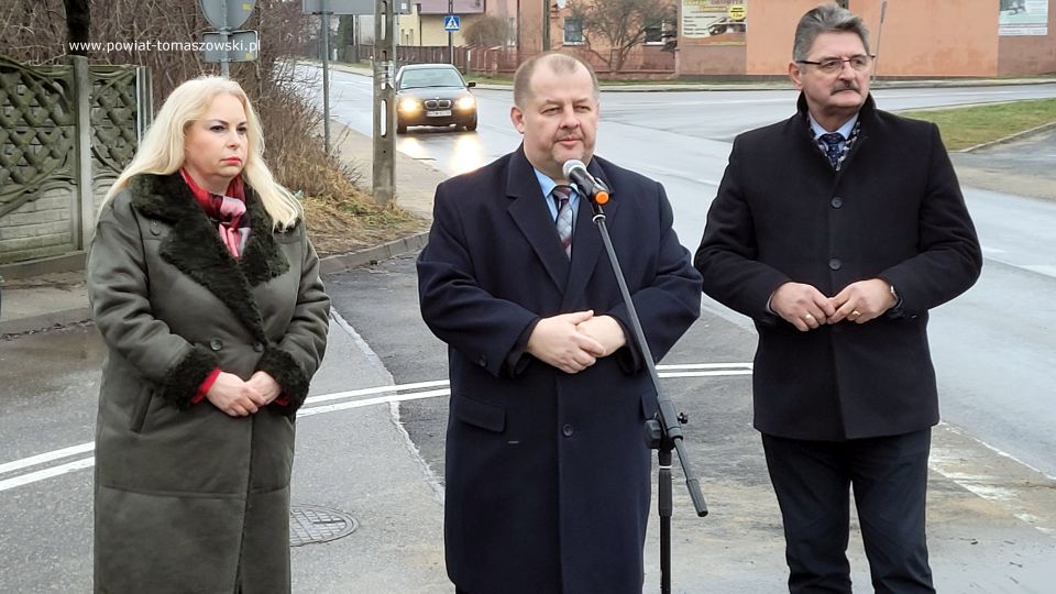  Na zdjęciu: uczestnicy uroczystego oddania do użytku zmodernizowanej drogi powiatowej ulica Dąbrowska, które odbyło się w środę, 5 stycznia 2022 roku