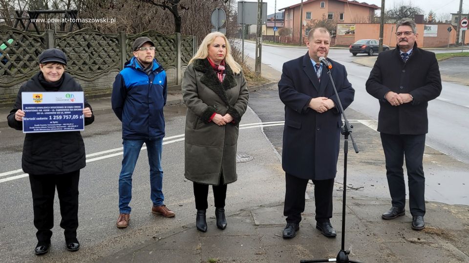  Na zdjęciu: uczestnicy uroczystego oddania do użytku zmodernizowanej drogi powiatowej ulica Dąbrowska, które odbyło się w środę, 5 stycznia 2022 roku