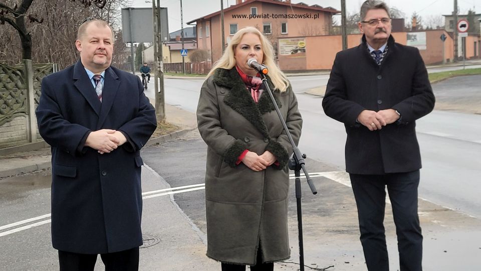  Na zdjęciu: uczestnicy uroczystego oddania do użytku zmodernizowanej drogi powiatowej ulica Dąbrowska, które odbyło się w środę, 5 stycznia 2022 roku