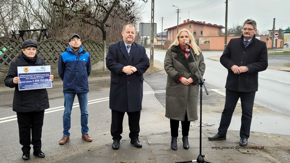  Na zdjęciu: uczestnicy uroczystego oddania do użytku zmodernizowanej drogi powiatowej ulica Dąbrowska, które odbyło się w środę, 5 stycznia 2022 roku