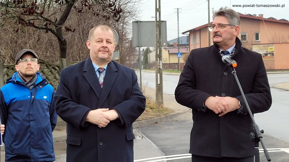  Na zdjęciu: uczestnicy uroczystego oddania do użytku zmodernizowanej drogi powiatowej ulica Dąbrowska, które odbyło się w środę, 5 stycznia 2022 roku