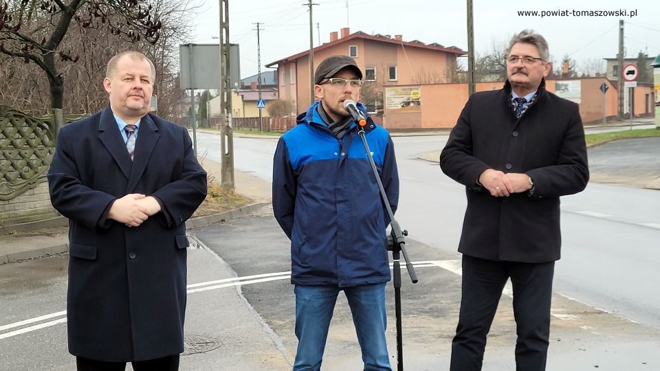  Na zdjęciu: uczestnicy uroczystego oddania do użytku zmodernizowanej drogi powiatowej ulica Dąbrowska, które odbyło się w środę, 5 stycznia 2022 roku