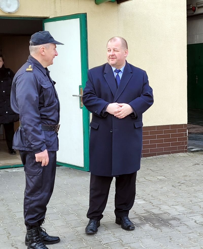 Zdjęcie z przekazania darów dla uchodźców z Ukrainy, które przyjechały w środę, 16 marca 2022 roku, TIR-em z Wielkiej Brytanii, dzięki staraniom Zbigniewa Ziemby Wicemarszałka Województwa Łódzkiego
