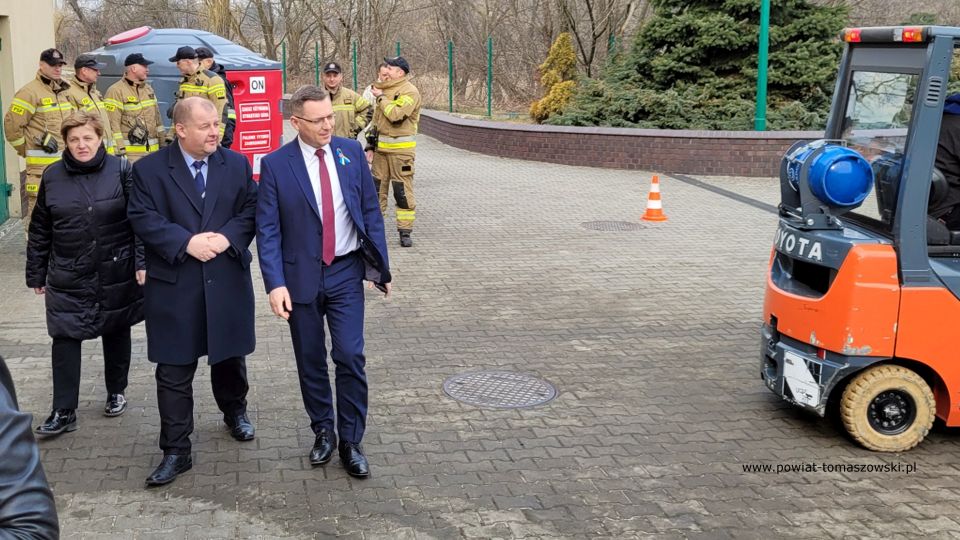 Zdjęcie z przekazania darów dla uchodźców z Ukrainy, które przyjechały w środę, 16 marca 2022 roku, TIR-em z Wielkiej Brytanii, dzięki staraniom Zbigniewa Ziemby Wicemarszałka Województwa Łódzkiego