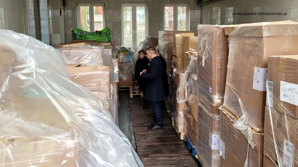 Zdjęcie z przekazania darów dla uchodźców z Ukrainy, które przyjechały w środę, 16 marca 2022 roku, TIR-em z Wielkiej Brytanii, dzięki staraniom Zbigniewa Ziemby Wicemarszałka Województwa Łódzkiego