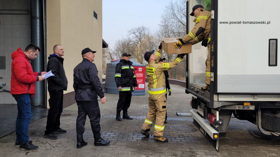 Zdjęcie z przekazania darów dla uchodźców z Ukrainy, które przyjechały w środę, 16 marca 2022 roku, TIR-em z Wielkiej Brytanii, dzięki staraniom Zbigniewa Ziemby Wicemarszałka Województwa Łódzkiego