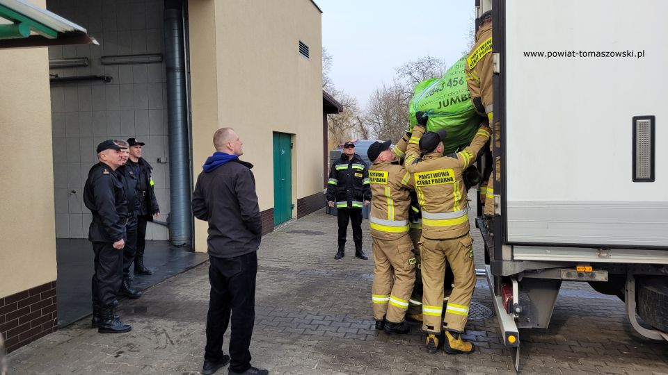 Zdjęcie z przekazania darów dla uchodźców z Ukrainy, które przyjechały w środę, 16 marca 2022 roku, TIR-em z Wielkiej Brytanii, dzięki staraniom Zbigniewa Ziemby Wicemarszałka Województwa Łódzkiego