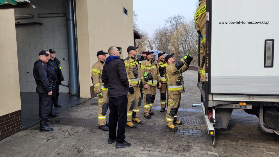 Zdjęcie z przekazania darów dla uchodźców z Ukrainy, które przyjechały w środę, 16 marca 2022 roku, TIR-em z Wielkiej Brytanii, dzięki staraniom Zbigniewa Ziemby Wicemarszałka Województwa Łódzkiego