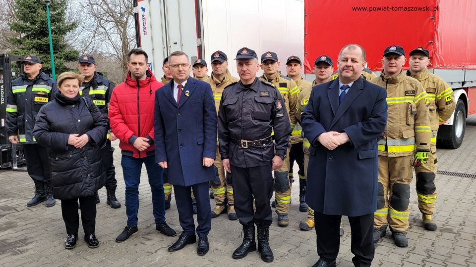 Zdjęcie z przekazania darów dla uchodźców z Ukrainy, które przyjechały w środę, 16 marca 2022 roku, TIR-em z Wielkiej Brytanii, dzięki staraniom Zbigniewa Ziemby Wicemarszałka Województwa Łódzkiego