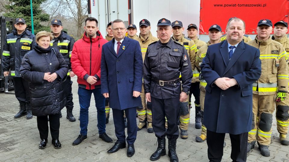 Zdjęcie z przekazania darów dla uchodźców z Ukrainy, które przyjechały w środę, 16 marca 2022 roku, TIR-em z Wielkiej Brytanii, dzięki staraniom Zbigniewa Ziemby Wicemarszałka Województwa Łódzkiego