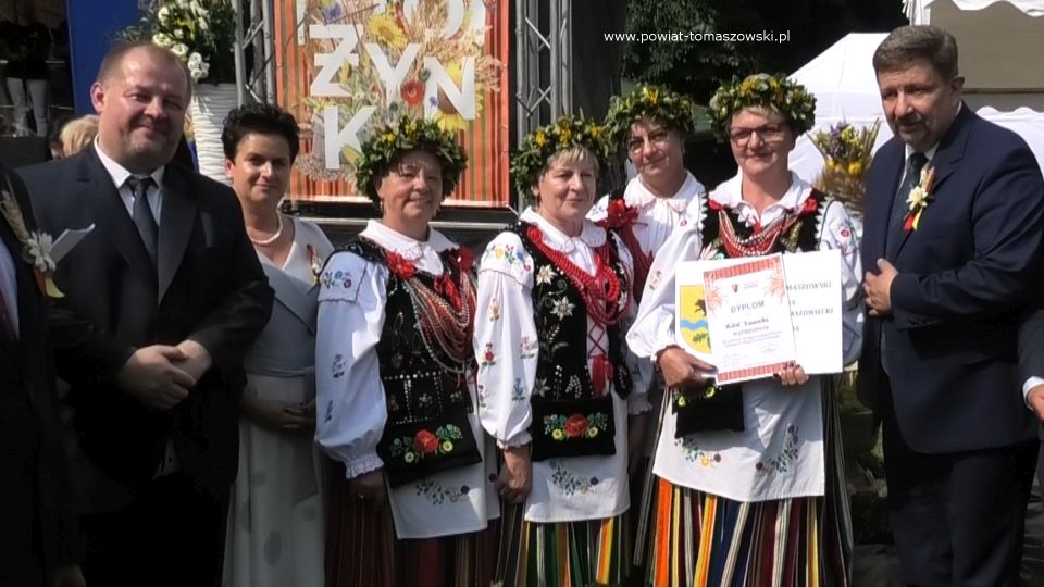 Na zdjęciu: z prawej Grzegorz Schreiber – marszałek Województwa Łódzkiego, z lewej Mariusz Węgrzynowski – Starosta Powiatu Tomaszowskiego, z paniami z Koła Gospodyń Wiejskich z Zawady, gmina Tomaszów Mazowiecki, podczas Dożynek Województwa Łódzkiego, które odbyły się w niedzielę, 22 sierpnia 2021 roku w Rogowie, powiat brzeziński