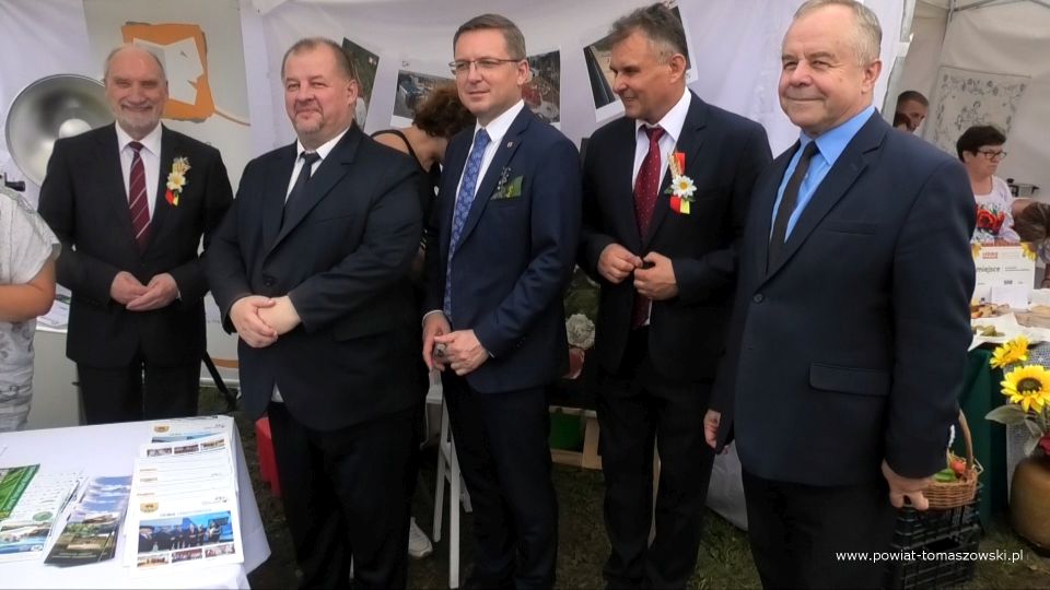 Na zdjęciu: od lewej: Antoni Macierewicz – Marszałek Senior Sejmu RP IX kadencji, Mariusz Węgrzynowski – Starosta Powiatu Tomaszowskiego, Zbigniew Ziemba – Wicemarszałek Województwa Łódzkiego, Dariusz Stańdo – Wicedyrektor Powiatowego Centrum Animacji Społecznej w Tomaszowie Mazowieckim, marek Kociubiński – Wiceprzewodniczący Rady Powiatu Tomaszowskiego, podczas Dożynek Województwa Łódzkiego, które odbyły się w niedzielę, 22 sierpnia 2021 roku w Rogowie, powiat brzeziński