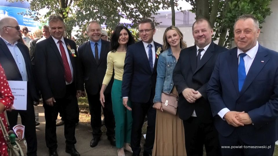 Na zdjęciu: od prawej: Waldemar Flajszer – Łódzki Kurator Oświaty, Mariusz Węgrzynowski – Starosta Powiatu Tomaszowskiego, Zofia Szymańska - Naczelnik Wydziału Komunikacji Funduszy Europejskich, Zbigniew Ziemba – Wicemarszałek Województwa Łódzkiego, Beata Stańczyk – Wiceprzewodnicząca Rady Miejskiej w Tomaszowie Mazowieckim i Naczelnik Wydziału Oświaty i Sportu Starostwa Powiatowego w Tomaszowie Mazowieckim,  Marek Kociubiński – Wiceprzewodniczący Rady Powiatu Tomaszowskiego, Dariusz Stańdo – Wicedyrektor Powiatowego Centrum Animacji Społecznej w Tomaszowie Mazowieckim, Franciszek Szmigiel – Wójt gminy Tomaszów Mazowiecki, podczas Dożynek Województwa Łódzkiego, które odbyły się w niedzielę, 22 sierpnia 2021 roku w Rogowie, powiat brzeziński