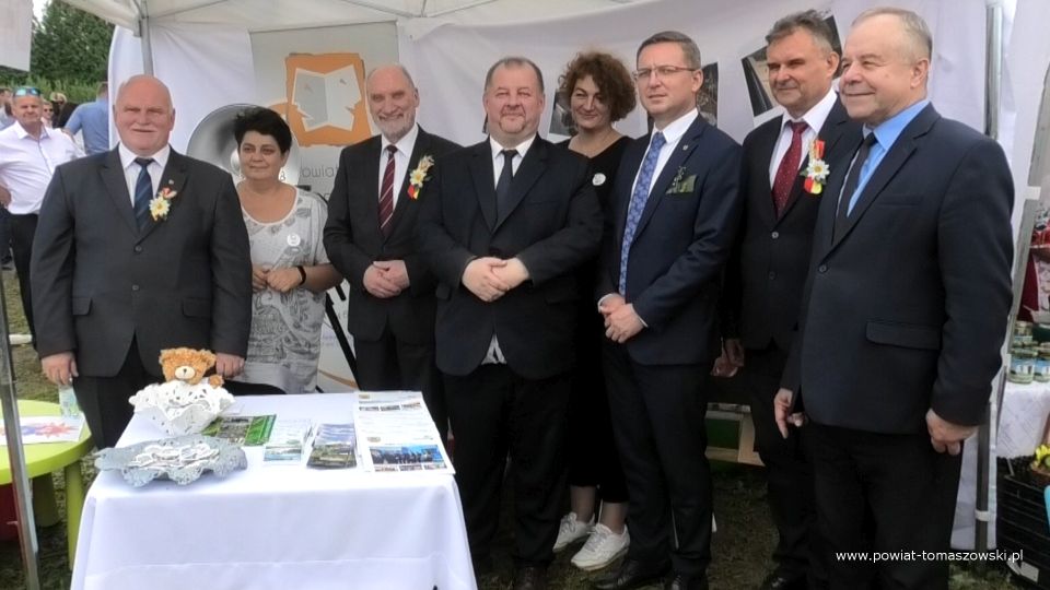Na zdjęciu: od prawej: Marek Kociubiński – Wiceprzewodniczący Rady Powiatu Tomaszowskiego, Dariusz Stańdo – Wicedyrektor Powiatowego Centrum Animacji Społecznej w Tomaszowie Mazowieckim, Zbigniew Ziemba – Wicemarszałek Województwa Łódzkiego, Agnieszka Wieczorek – animator PCAS, Mariusz Węgrzynowski – Starosta Powiatu Tomaszowskiego, Antoni Macierewicz – Marszałek Senior Sejmu RP IX kadencji, Małgorzata Niewiadomska – animator w PCAS, podczas Dożynek Województwa Łódzkiego, które odbyły się w niedzielę, 22 sierpnia 2021 roku w Rogowie, powiat brzeziński