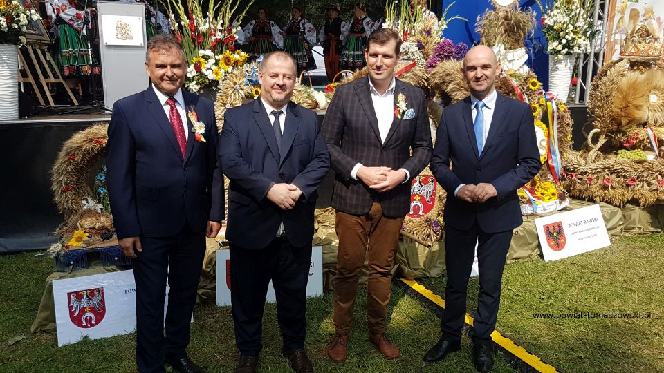 Na zdjęciu: od lewej: Dariusz Stańdo – Wicedyrektor Powiatowego Centrum Animacji Społecznej w Tomaszowie Mazowieckim, Mariusz Węgrzynowski – Starosta Powiatu Tomaszowskiego, Tobiasz Bocheński – Wojewoda Łódzki, Dariusz Misztal – Wójt gminy Będków, podczas Dożynek Województwa Łódzkiego, które odbyły się w niedzielę, 22 sierpnia 2021 roku w Rogowie, powiat brzeziński