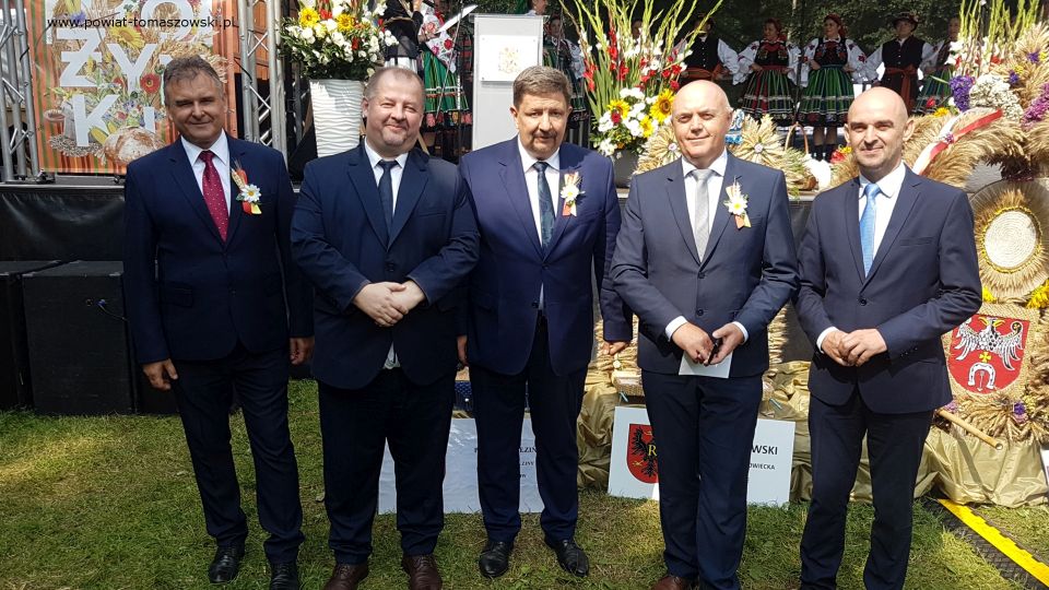 Na zdjęciu: od lewej: Dariusz Stańdo – Wicedyrektor Powiatowego Centrum Animacji Społecznej w Tomaszowie Mazowieckim, Mariusz Węgrzynowski – Starosta Powiatu Tomaszowskiego, Grzegorz Schreiber – Marszałek Województwa Łódzkiego, Janusz Ciesielski – radny Sejmiku Województwa Łódzkiego, Dariusz Misztal – Wójt gminy Będków, podczas Dożynek Województwa Łódzkiego, które odbyły się w niedzielę, 22 sierpnia 2021 roku w Rogowie, powiat brzeziński