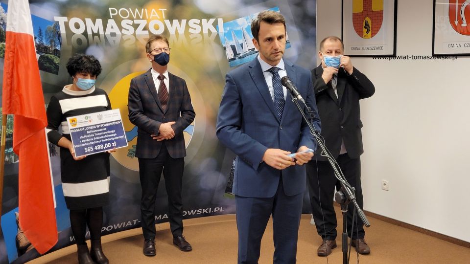 Na zdjęciu: uczestnicy konferencji prasowej, dotyczącej pozyskanych pieniędzy przez Powiat Tomaszowski na program „Opieka wytchnieniowa”, która odbyła się w czwartek, 13 stycznia 2022 roku w Sali konferencyjnej Starostwa Powiatowego w Tomaszowie Mazowieckim