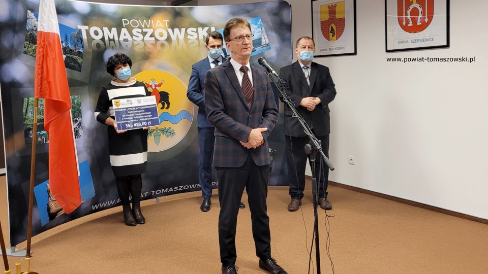 Na zdjęciu: uczestnicy konferencji prasowej, dotyczącej pozyskanych pieniędzy przez Powiat Tomaszowski na program „Opieka wytchnieniowa”, która odbyła się w czwartek, 13 stycznia 2022 roku w Sali konferencyjnej Starostwa Powiatowego w Tomaszowie Mazowieckim